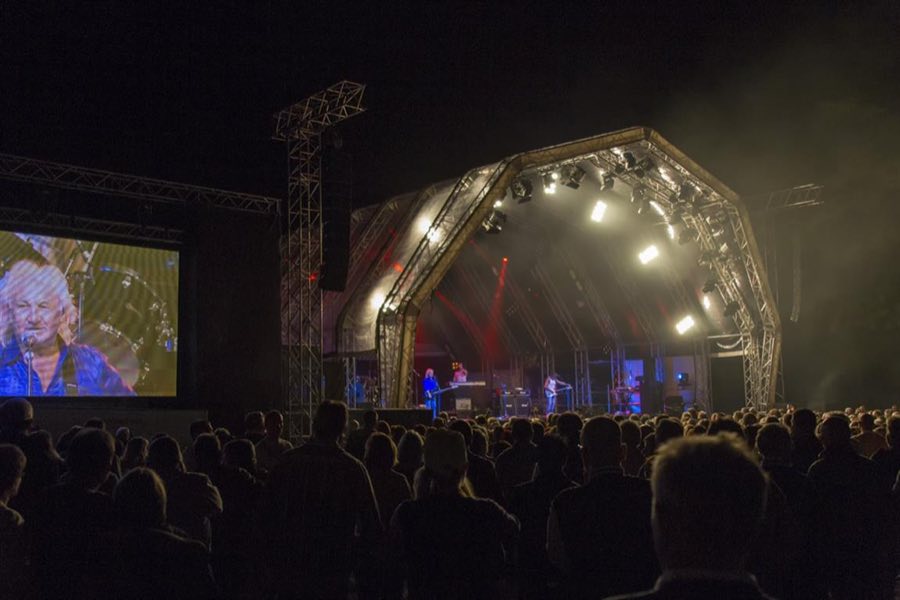 Abendliche Open-Air-Bühne mit großer Videowand
