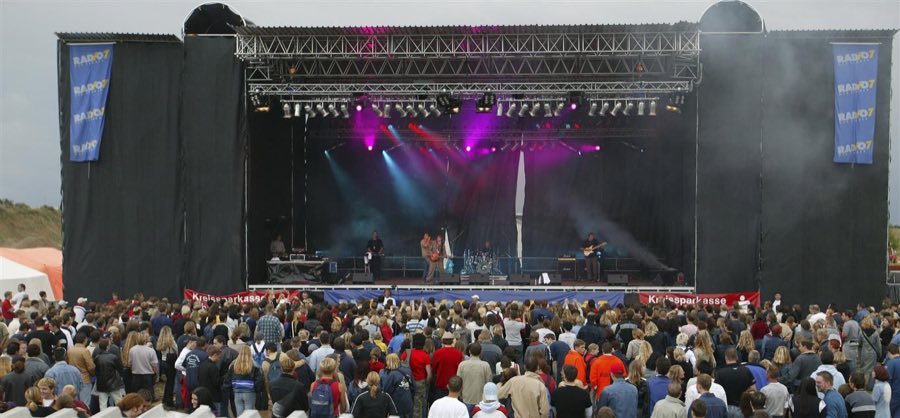 Große Festivalbühne mit Publikum bei Tageslicht