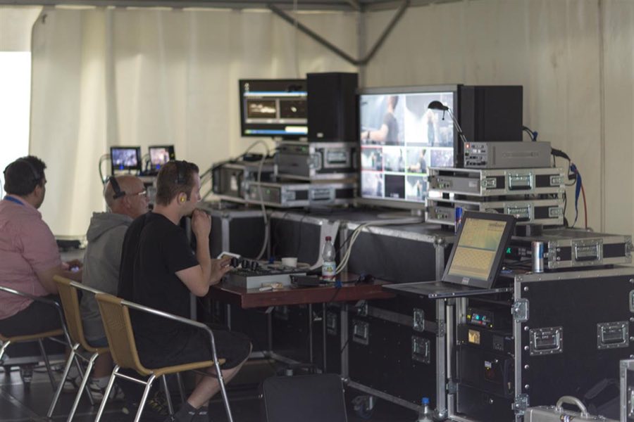 Regieplatz mit Monitoren und Videotechnik im Zelt