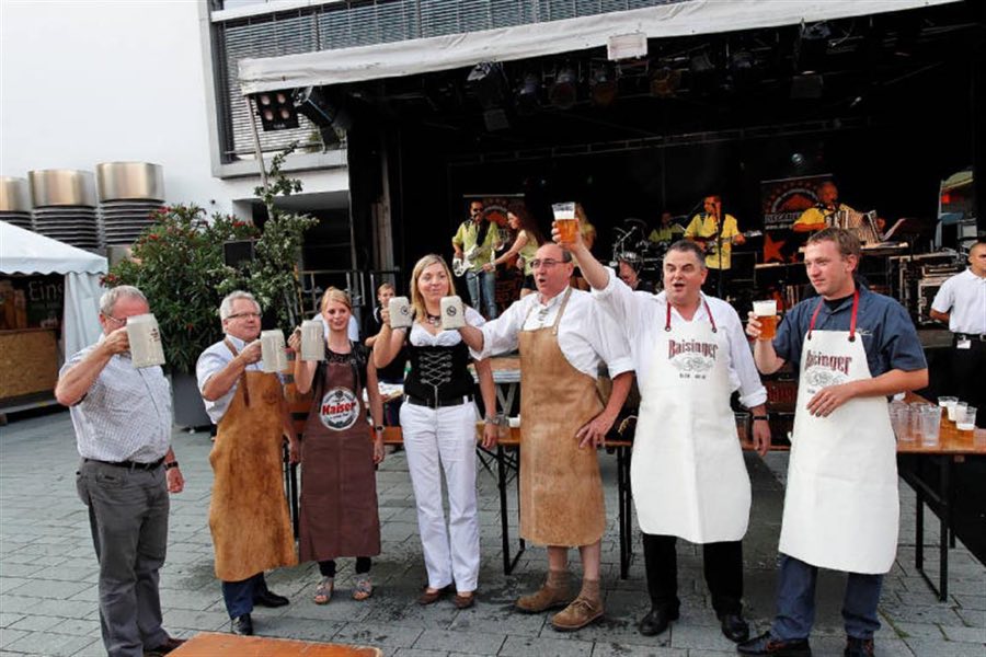 Team in Schürzen vor einem Cateringstand