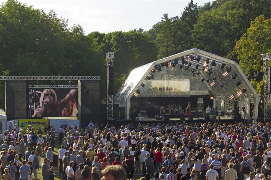 Open-Air-Bühne im Park mit LED-Wand und Publikum