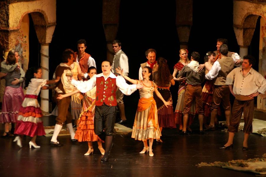 Ensemble in historischen Kostümen auf der Bühne