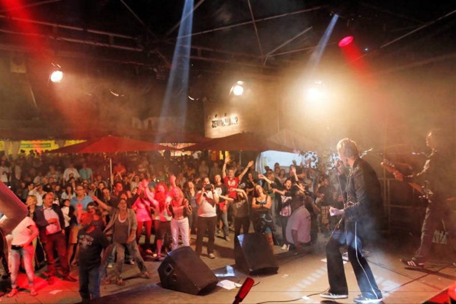 Showband vor vollem Saal