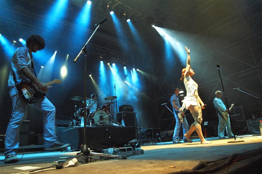Band im blauen Bühnenlicht