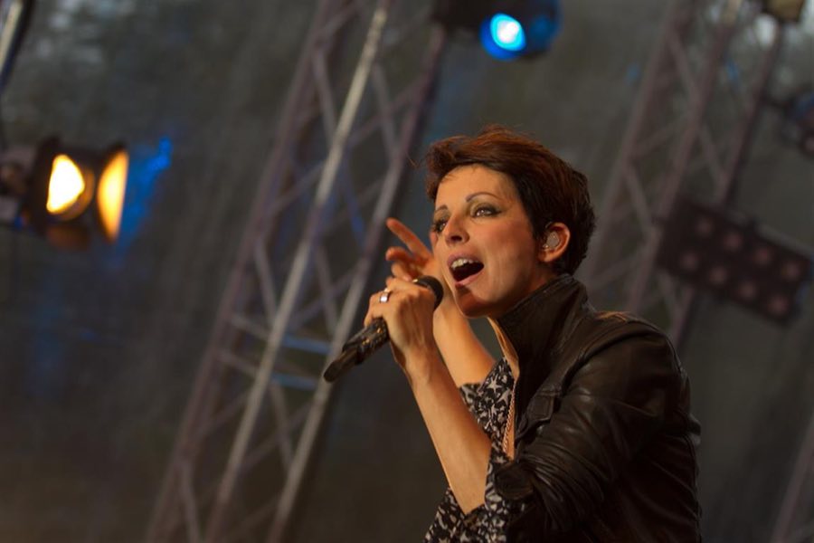 Sängerin mit Mikrofon auf einer Open-Air-Bühne