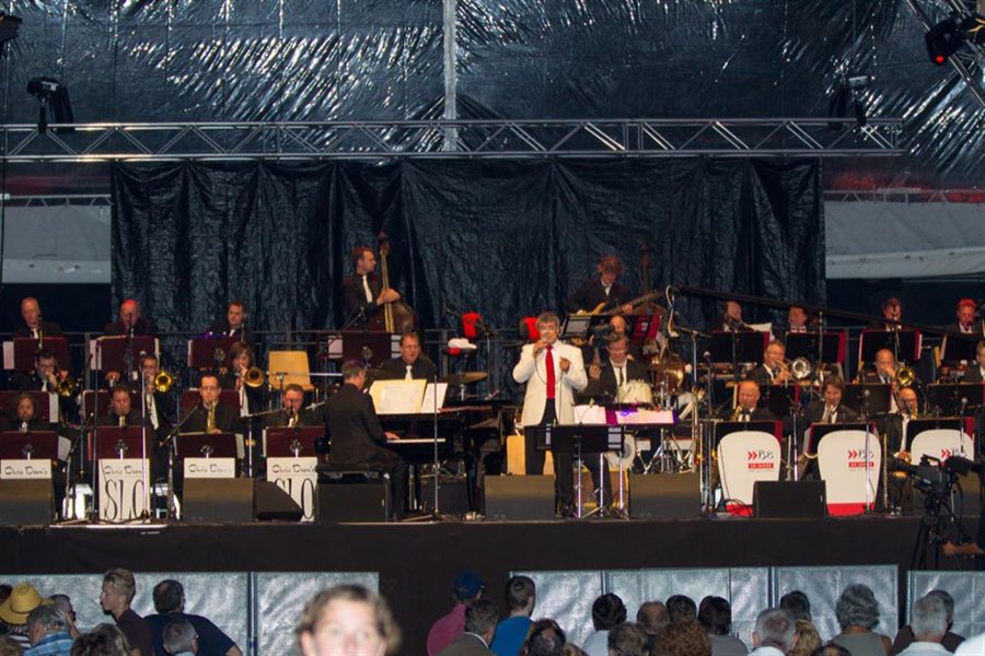 Big Band auf einer Freilichtbühne